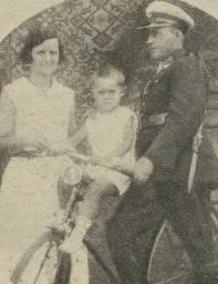 Na zdjęciu starszy posterunkowy Feliks Markiewicz funkcjonariusz Powiatowej Komendy PP w Kolbuszowej wraz z żoną i dzieckiem (zdj. Tajny Detektyw)
