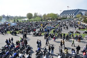 Tłum uczestników motocyklowego zlotu na parkingu przy hali na Podpromiu w Rzeszowie