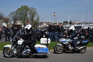 Dwa policyjne motocykle zabezpieczające zlot motocyklistów
