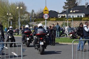 Policyjne motocykle zabezpieczające zlot motocyklistów