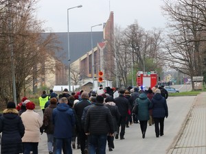 Na pierwszym planie uczestnicy drogi krzyżowej, w tle sanktuarium Św. Jana Pawła II w Krośnie