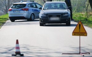 Miejsce potrącenia 3-letniego dziecka w miejscowości Grochowce. Na zdjęciu znajduje się policyjny radiowóz i samochód biorący udział w tym zdarzeniu.