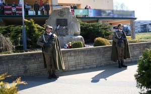 Warta honorowa przy pomniku Ofiar Katynia.
