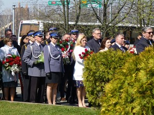 Parlamentarzyści, samorządowcy oraz przedstawiciele podkarpackich służb mundurowych podczas obchodów 79. rocznicy Zbrodni Katyńskiej.