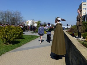 Kierownictwo krośnieńskiej komendy podczas ceremonii składania kwiatów przy pomniku Ofiar Katyńskich.