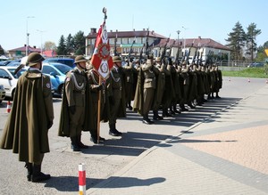 Kompania V Batalionu Strzelców Podhalańskich z Przemyśla oddająca salwę honorową.