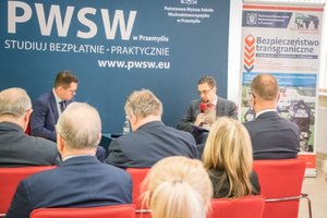 Zaproszeni goście i Witold Naturski, zastępca dyrektora Przedstawicielstwa Komisji Europejskiej w Polsce