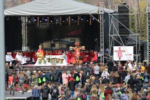 Uczestnicy XXVI Spotkanie Młodych Archidiecezji Przemyskiej w Dukli podczas niedzielnej mszy świętej.