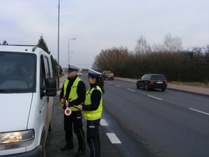 Policjanci ruchu drogowego prowadzą kontrolę drogową pojazdu - białego busa, który zatrzymany został na ul. Warszawskiej w Tarnobrzegu.