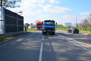 Ciężarowy mercedes z włączonymi światłami awaryjnymi na ul. Podkarpackiej w Krośnie