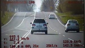 Zdjęcie z policyjnego wideorejestratora, samochód jadący z prędkością 127 km/h w terenie zabudowanym