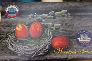 Pocztówka przedstawiająca gniazdo z jajkami z napisem Wesołych Świąt. Po przeciwległych stronach widoczne loga: KMP w Tarnobrzegu i KGP -100  Rocznica Powołania Policji Państwowej