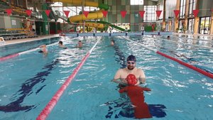 Uczestnicy szkolenia podczas zajęć praktycznych na basenie