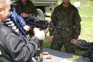 Żołnierze Wojsk Obrony Terytorialnej prezentują karabinek automatyczny BERYL
