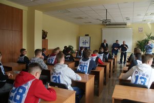 Uczniowie rozwiązują test pisemny w ramach Wojewódzkiego finału Ogólnopolskiego Młodzieżowego Turnieju Motoryzacyjnego w Rzeszowie