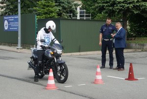 Jazda motocyklem na torze przeszkód w ramach Wojewódzkiego finału Ogólnopolskiego Młodzieżowego Turnieju Motoryzacyjnego