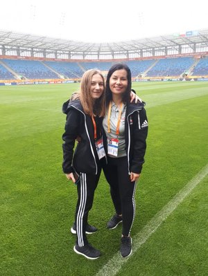 na fotografii dwie policjantki opiekunki drużyn podczas Mistrzostw Świata w Piłce Nożnej FIFA U-20 Poland 2019