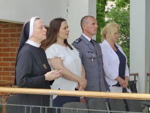 Siostra zakonna oraz przedstawiciele władzy samorządowej oraz  Policji podczas Mszy Świętej.