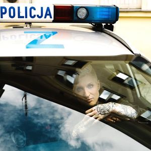 Na zdjęciu Kasia Puzyńska w policyjnym radiowozie