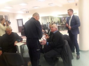 na fotografii Komendant Powiatowy Policji w Mielcu rozmawia z seniorami