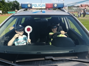 Dzieci w radiowozie policyjnym