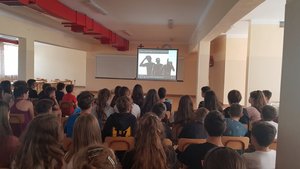 Uczniowie Szkoły Podstawowej nr 23 w Rzeszowie podczas prelekcji oglądają spot filmowy.
