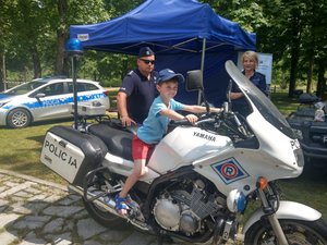 policjant, policjantka i dziecko na policyjnym motocyklu