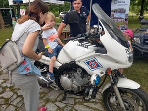 policjant prezentuje dzieciom motocykl policyjny