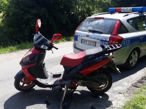 Kontrola drogowa radiowóz policyjny i motorower