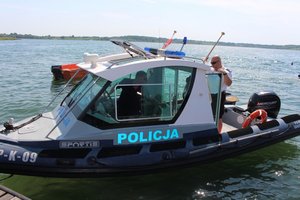 Policjanci na policyjnej łodzi prowadzą ćwiczenia