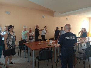 uczestnicy spotkania w Borowej podczas ćwiczeń z policjantami