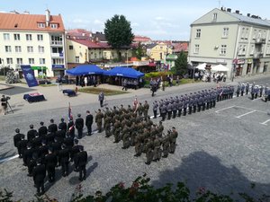 Policjanci podczas ceremonii wręczenia sztandaru na Placu Farnym w Rzeszowie (widok z góry)