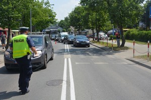 Policjant pracujący na miejscu potrącenia pieszej