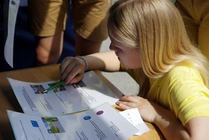 5 Profilaktyczna Gra Miejska, z Ekologią w Tle Strzyżów 2019.
Zdjęcia przedstawiają młodzież uczestniczącą w grze, dzieci, oraz organizatorów.