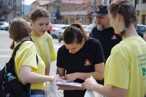 5 Profilaktyczna Gra Miejska, z Ekologią w Tle Strzyżów 2019.
Zdjęcia przedstawiają młodzież uczestniczącą w grze, dzieci, oraz organizatorów.