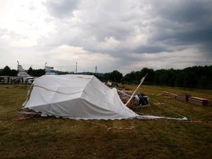 Zniszczony namiot.