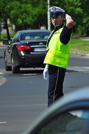 Policjant ruchu drogowego, kieruje ruchem na jezdni