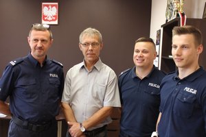 na zdjęciu  Komendant Miejski Policji w Tarnobrzegu , policjanci i Stanisław Sączawa