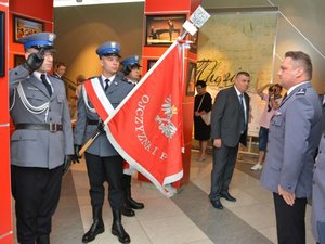 Zdjęcie przedstawia przywitanie Komendanta Wojewódzkiego ze sztandarem Komendy Powiatowej Policji w Jarosławiu.