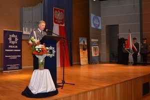 Na zdjęciu Komendant Powiatowy Policji w Jarosławiu wygłasza przemówienie przy mównicy.