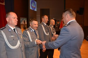 Fotografia przedstawia policjantów którym Komendant Wojewódzki Policji w Rzeszowie wręcza odznaczenia