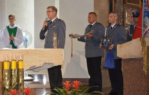 Fotografia przedstawia Komendanta Powiatowego Policji w Jarosławiu wraz z zastępcami w czasie wręczania upominków kapłanom.