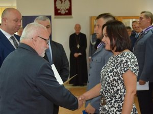 Kolorowa fotografia. Zarząd Powiatu Leżajskiego wręcza wyróżnienia funkcjonariuszowi i pracownicy cywilnej komendy.