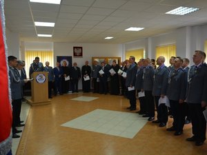 Kolorowa fotografia. Świetlica komendy Policji w Leżajsku. Na zdjęciu widać wszystkich uczestników uroczystości.