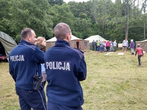 policjanci w trakcie kontroli obozu