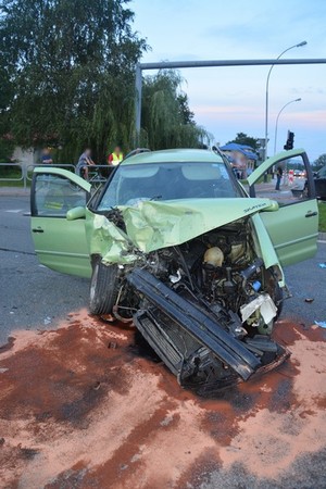 Uszkodzony przód volkswagena biorącego udział w wypadku.