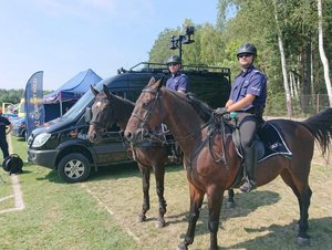 fotografia kolorowa, na niej dwaj  policjanci na koniach