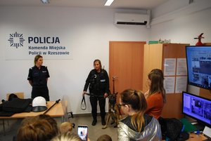 Przedszkolaki uczestniczące w spotkaniu z policjantami podczas wizyty w Komendzie Miejskiej Policji w Rzeszowie