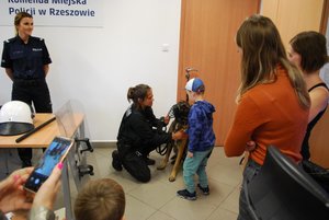 Przedszkolaki uczestniczące w spotkaniu z policjantami podczas wizyty w Komendzie Miejskiej Policji w Rzeszowie