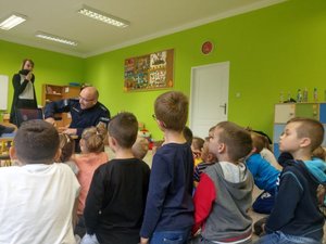 policjant w przedszkolu nr 1 rozmawia z dziećmi
